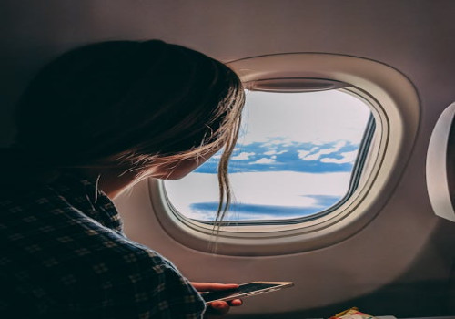 Wat is het verschil tussen economy en premium economy in het vliegtuig?