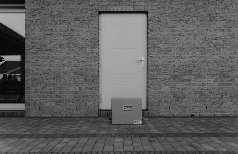 Wie betaalt als een pakket van €300 voor je deur wordt gestolen: webshop of verzekering?